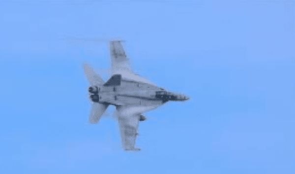 صحفي أمريكي ينشر صورة تدمير إيران لطائرة مقاتلة تنكر السنتكوم إسقاطها