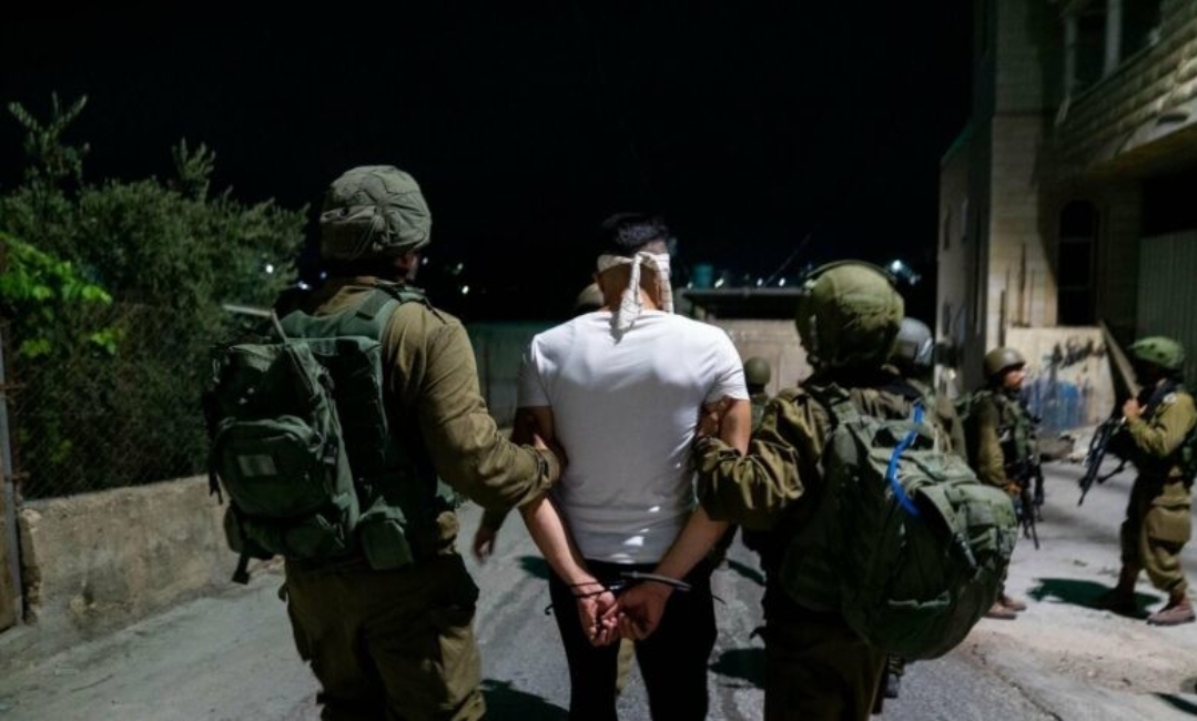 العدو يعتقل 20 فلسطينيا من الضفة ما يرفع حصيلة الاعتقالات منذ 7 أكتوبر إلى 8975 