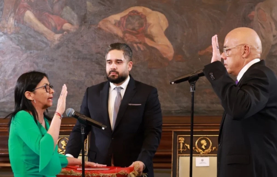 ديلسي رودريغيز تؤدي اليمين الدستورية كرئيسة لفنزويلا بالوكالة 