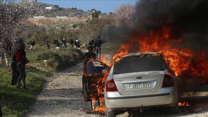 مستوطنون يضرمون النار في مركبة ويُتلفون أشجارا في "مسافر يطا" جنوب الخليل