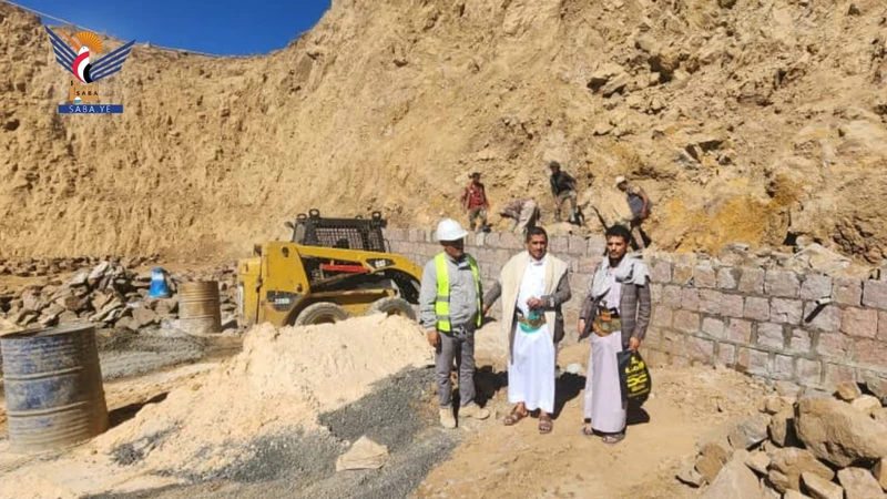 تفقد سير أعمال التأهيل في طريق البحريين – بلد شار بمديرية ريف إب