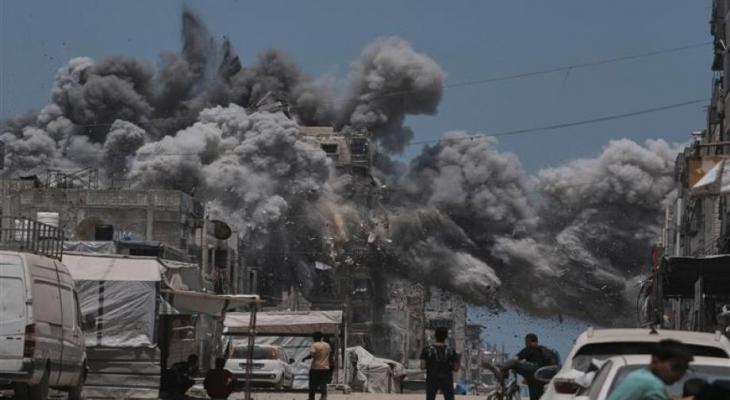 إصابة 10 فلسطينيين في قصف للعدو الصهيوني على مخيم الشاطئ غرب غزة