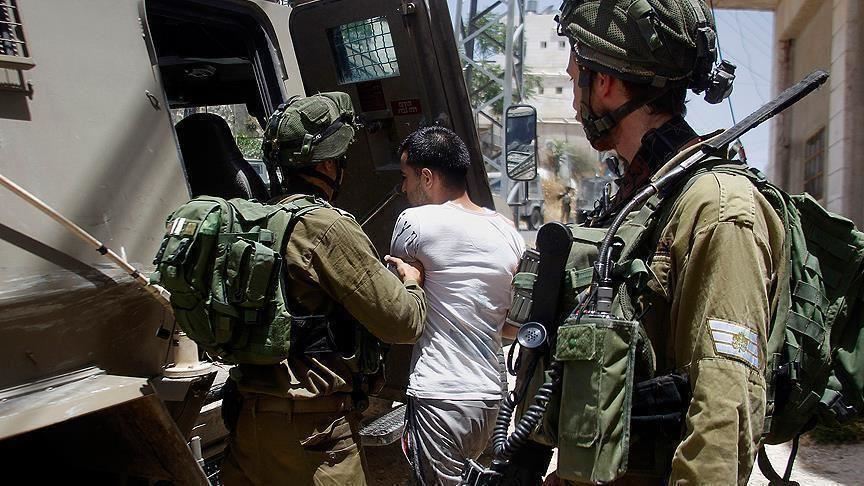 العدو الصهيوني يعتقل 19 فلسطينيا من الخليل ويغلق كافة القرى والبلدات