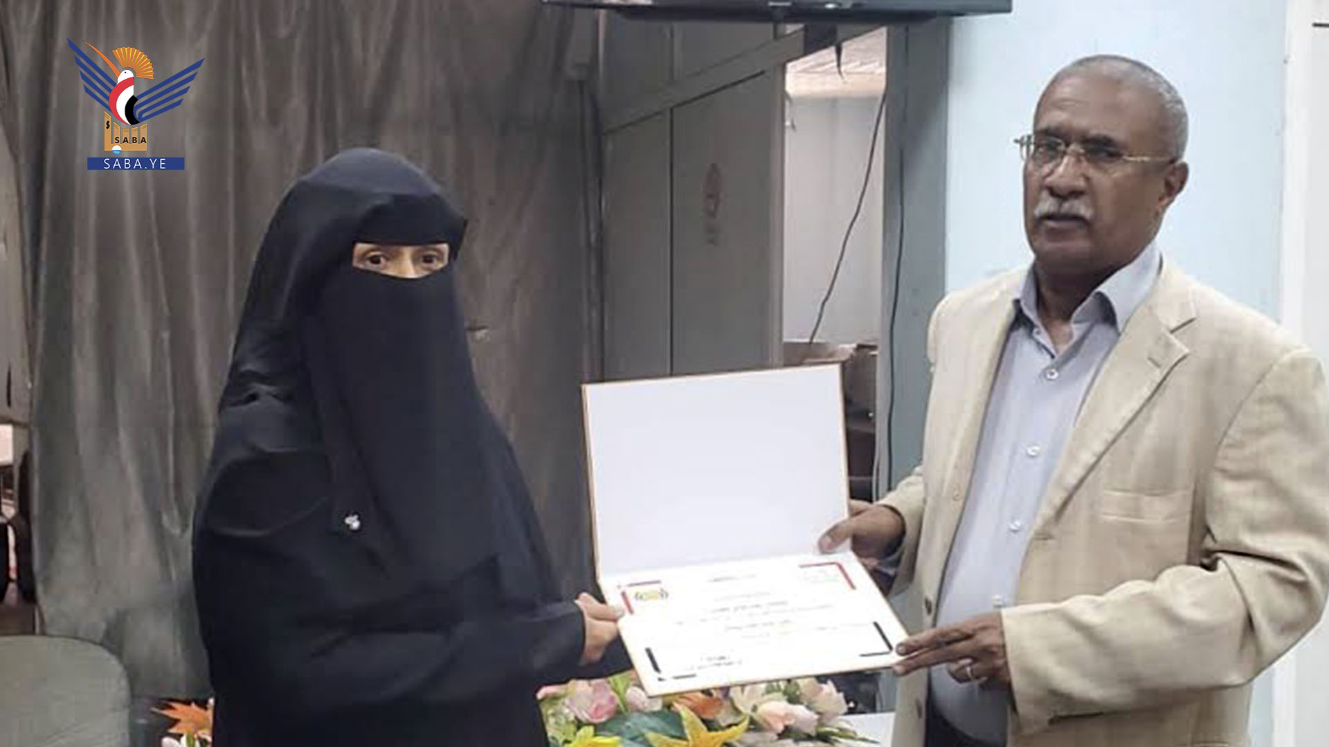 رئيس هيئة حقوق الإنسان يُكرّم الموظفة المثالية عفاف الجماعي بمناسبة عيد العمال العالمي