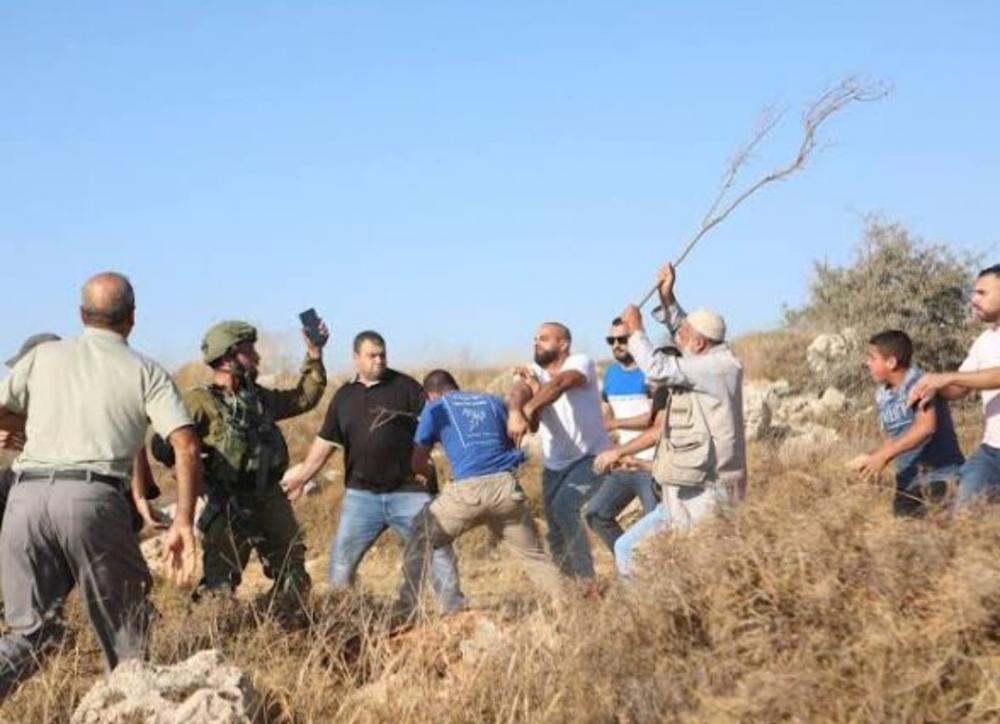 مستوطنون يعتدون على الفلسطينيين وممتلكاتهم بالضفة الغربية المحتلة