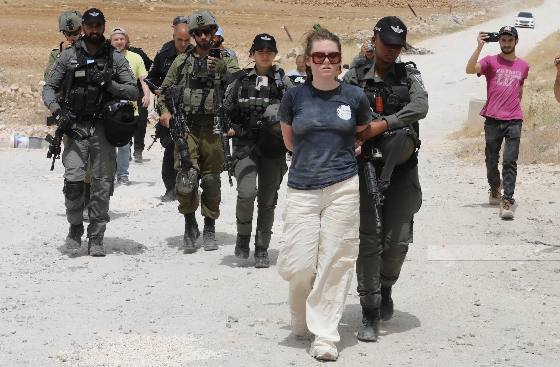 العدو الصهيوني يعتقل 3 فلسطينيين ومتضامن أجنبي في رام الله وطولكرم