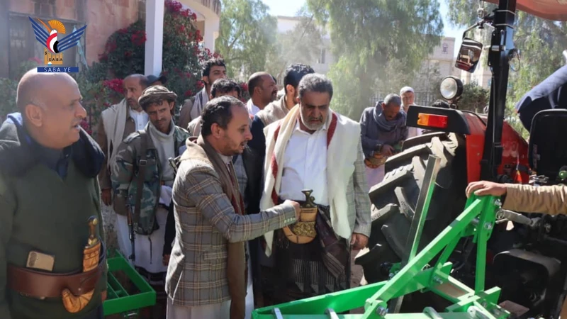 محافظ البيضاء يدشن مشروع توزيع حراثات زراعية للجمعيات النموذجية