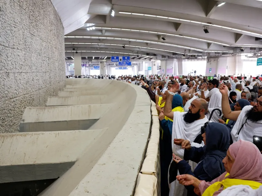 حجاج بيت الله يرمون جمرة العقبة الكبرى في أول أيام عيد الأضحى