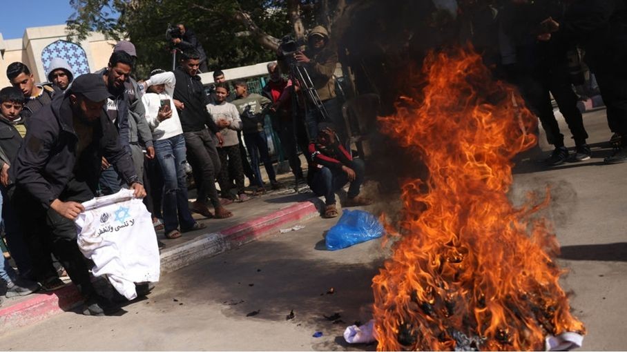 محررون فلسطينيون يحرقون ملابساً أجبرهم العدو على ارتدائها