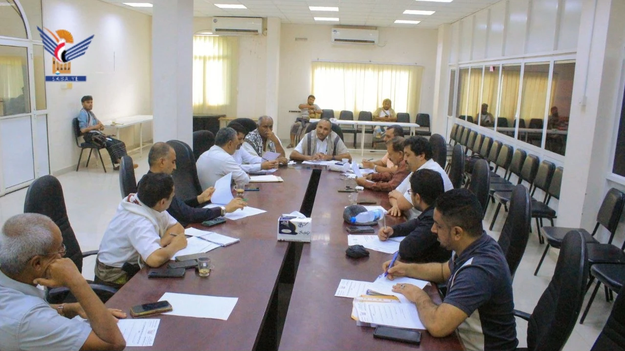  مناقشة سبل تطوير أداء صندوق النظافة والتحسين بالحديدة