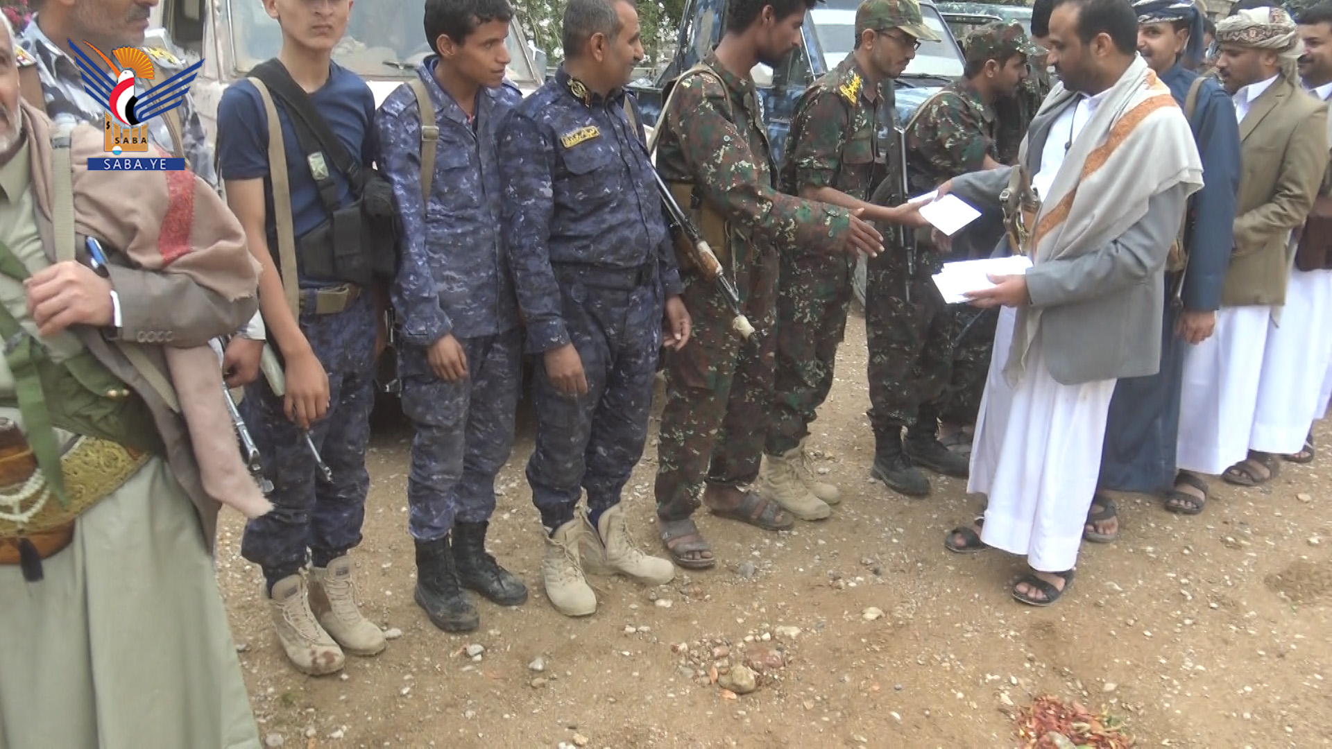 محافظ الجوف يتفقد أحوال المرابطين في النقاط الأمنية بعيد الفطر المبارك