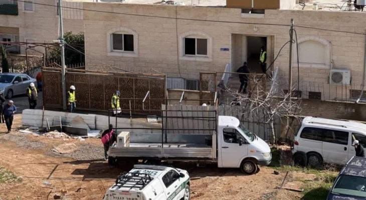 العدو الإسرائيلي يخطر بهدم فيلا سكنية قرب نابلس