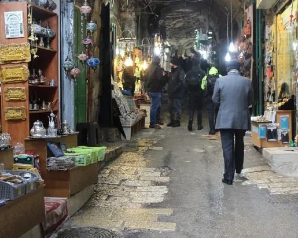 محافظة القدس تُحذّر من مخطط إسرائيلي للاستيلاء على عقارات في باب السلسلة وتهجير سكانها لصالح التوسع الاستيطاني