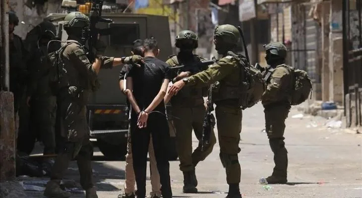 العدو الإسرائيلي يعتقل 14 فلسطينيا بينهم صحفي وطفل وأسرى محررون من الضفة الغربية