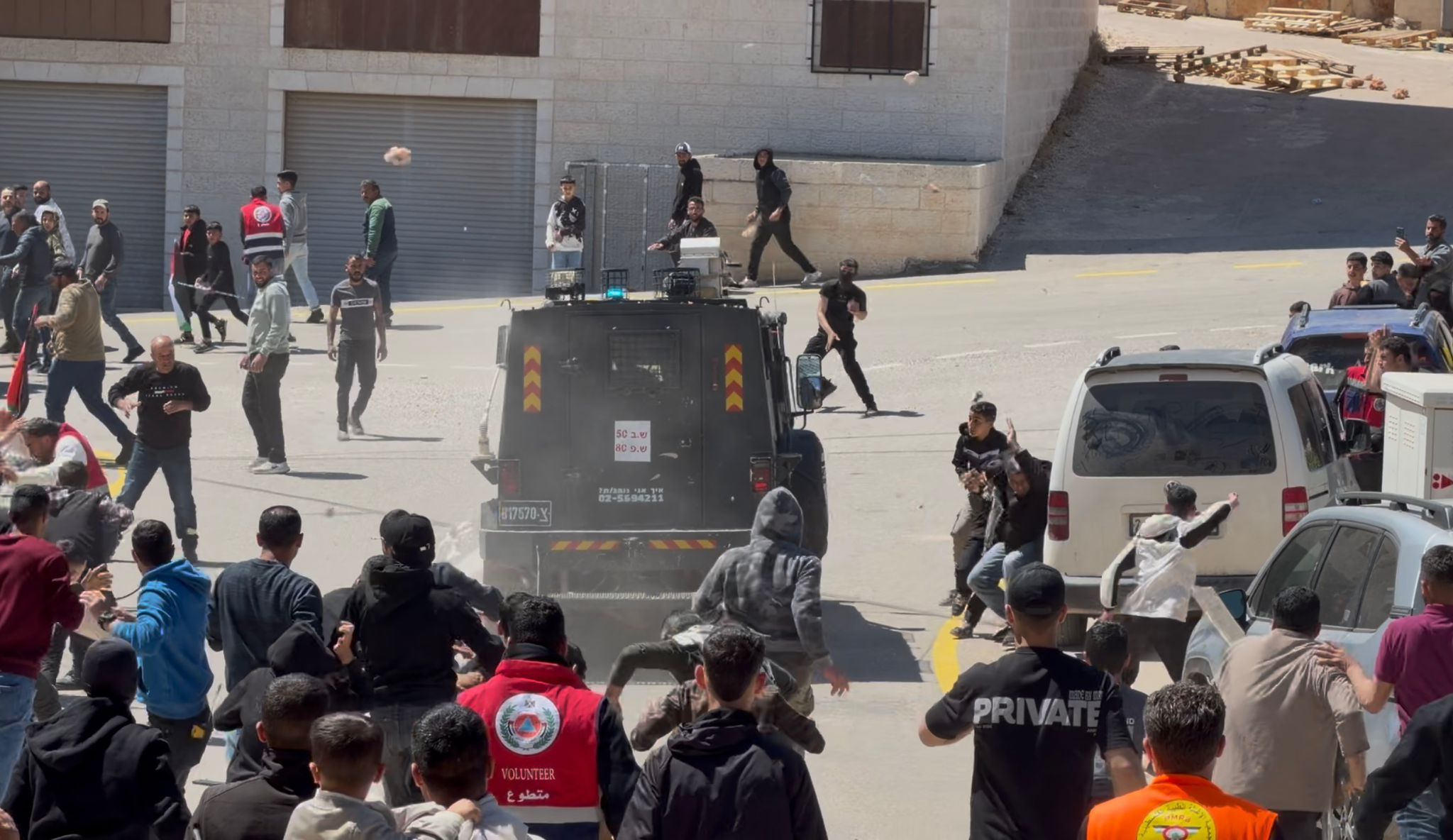 العدو الإسرائيلي يعتدي على المشيعين الفلسطينيين لجنازة شهيدي المغير شرق رام الله