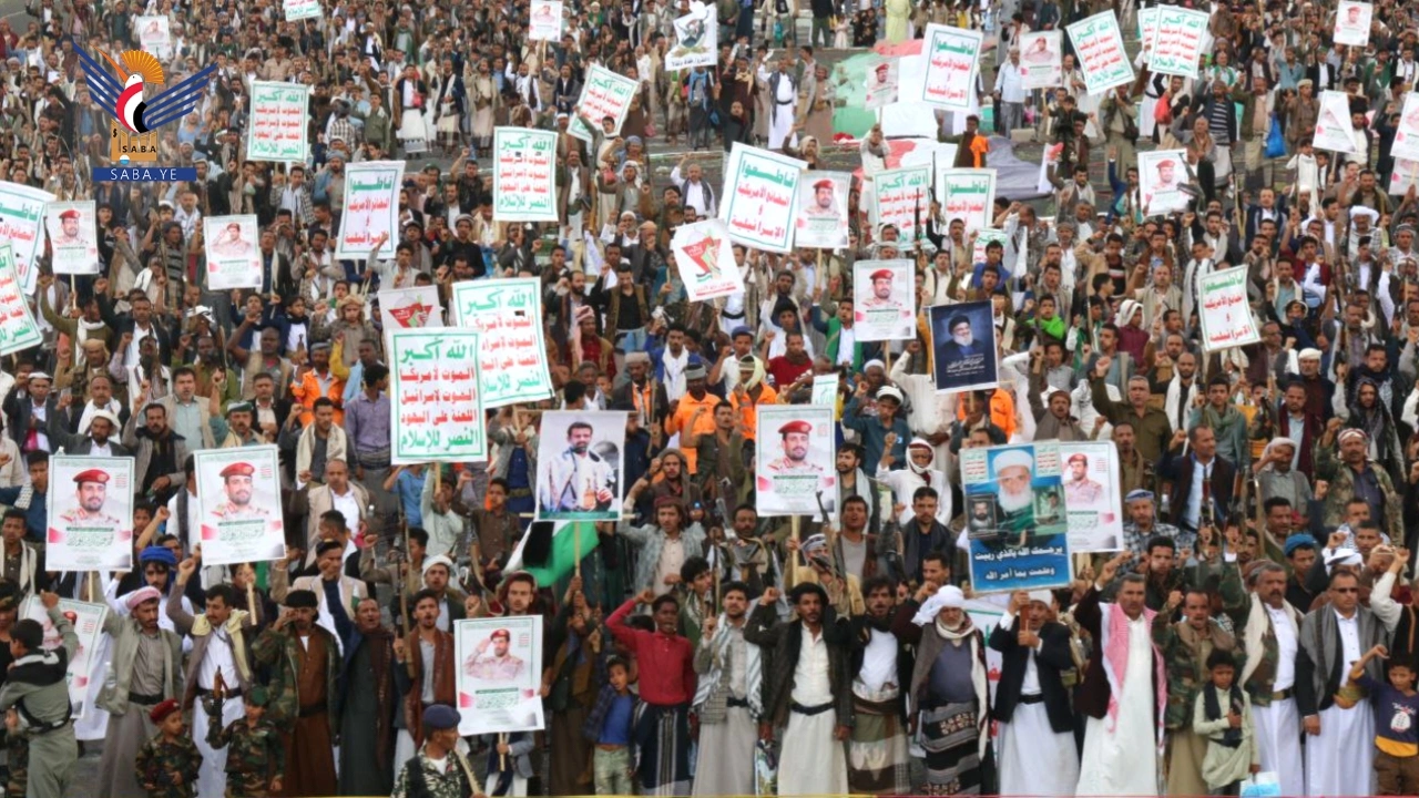 تعز.. حشود جماهيرية في 93 ساحة بمسيرات "عامان من العطاء.. ووفاء لدماء الشهداء" تعز.. حشود جماهيرية في 93 ساحة بمسيرات "عامان من العطاء.. ووفاء لدماء الشهداء"