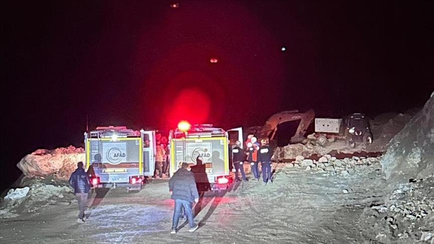 عمليات بحث عن مدير منجم حديد إثر انهيار للتربة في تركيا