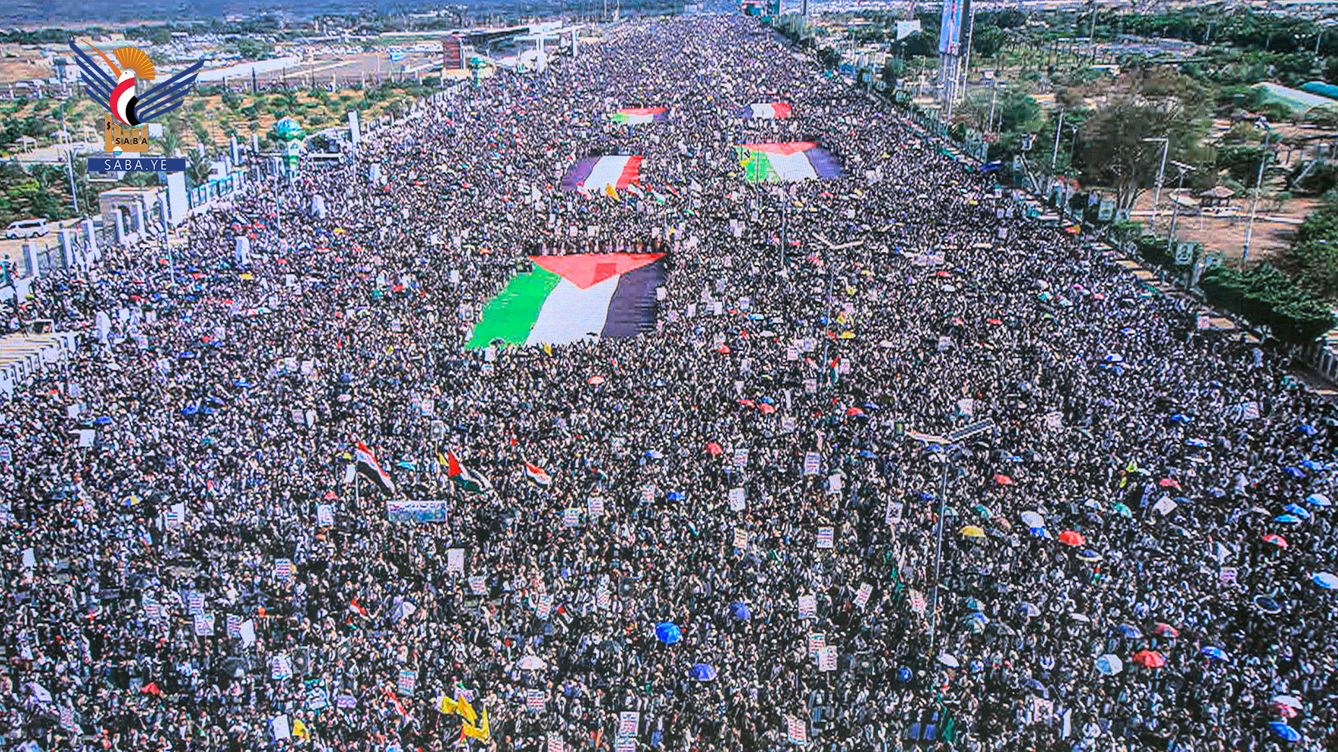 طوفان بشري في العاصمة صنعاء بمليونية "ثابتون مع غزة.. وجهوزيتنا عالية لمواجهة كل مؤامرات الأعداء"