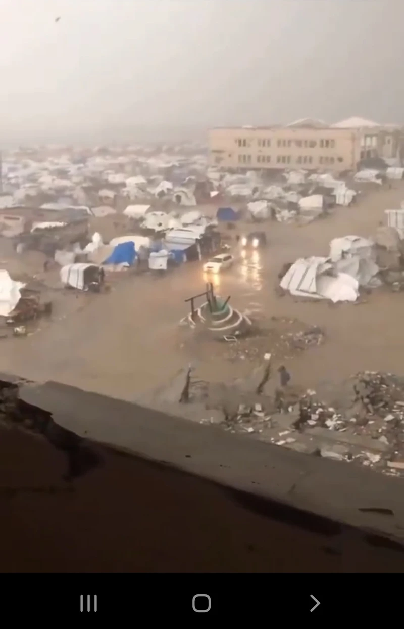 انهيار عشرات آلاف من خيام غزة بسبب المنخفض الجوي 