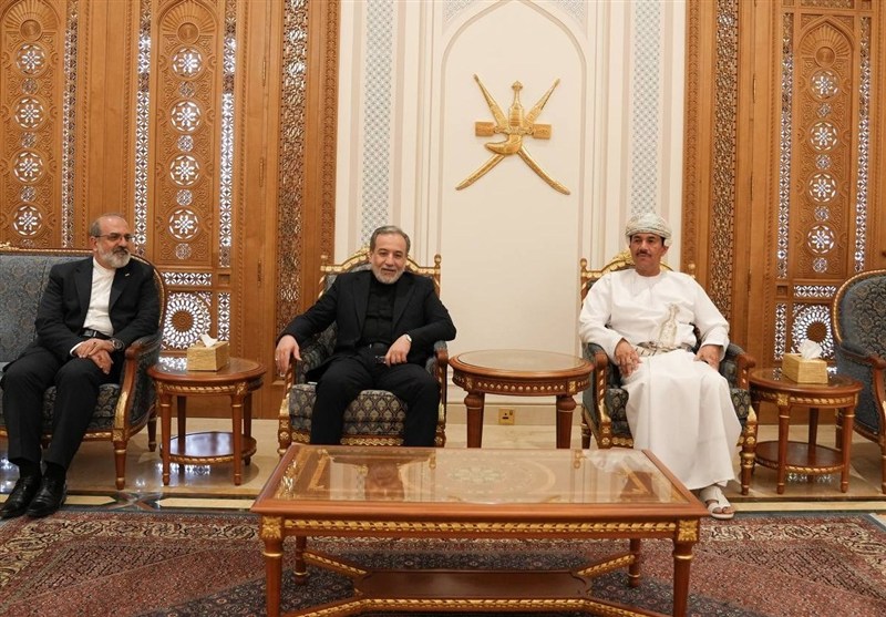 وزير الخارجية الايراني يصل إلى مسقط لاجراء محادثات حول مضيق هرمز