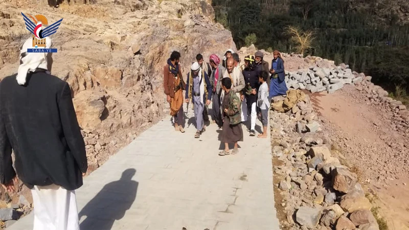 تفقد سير العمل في مبادرة مجتمعية لرصف طريق بيت الجلال بمديرية الطويلة