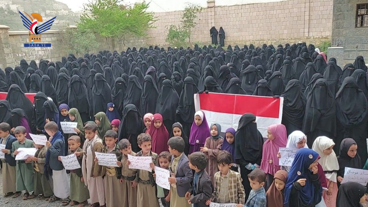 وقفات نسائية في حجة تأييدا لمعادلة الحصار بالحصار