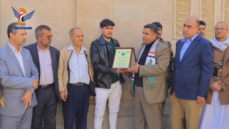 قيادة وزارة الكهرباء والمياه تزور أسر عدد من الشهداء من منتسبيها