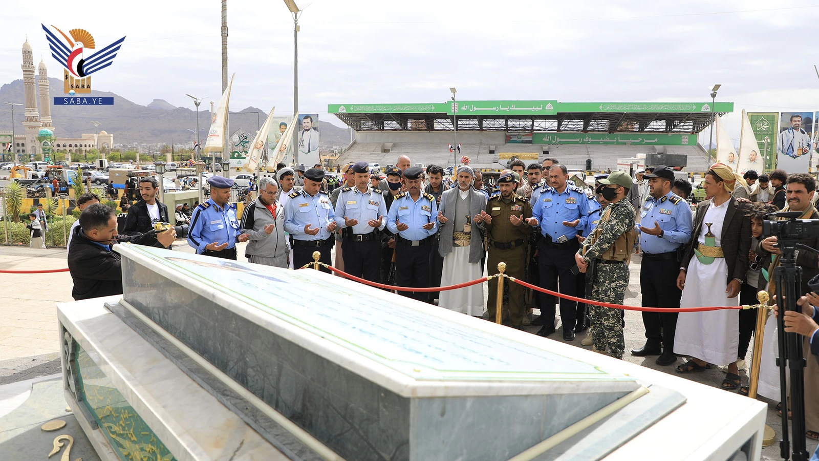 العلامة مفتاح يزور اضرحة الشهداء الصماد والرهوي ورفاقه الوزراء والغماري