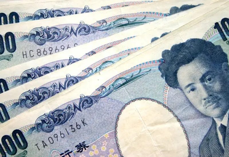 الين يتراجع لأدنى مستوى في عام ونصف والدولار يكافح