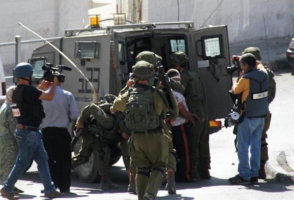 إصابة مسنة فلسطينية واعتقال 4 مواطنين خلال اقتحام قوات العدو الإسرائيلي عدة مناطق في الخليل