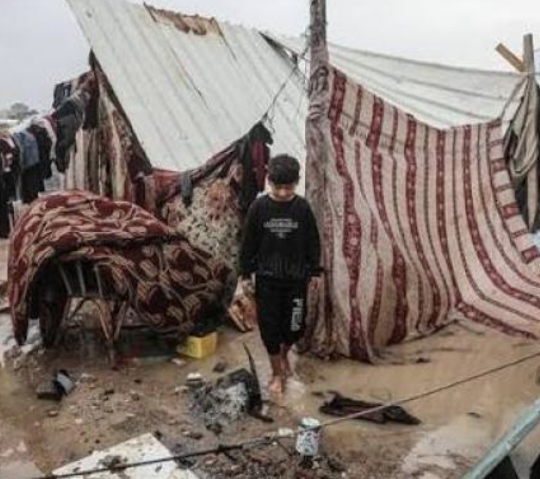 "أونروا": لاتزال عواصف الشتاء تضرب خيام النازحين في غزة وتزيد معاناتهم