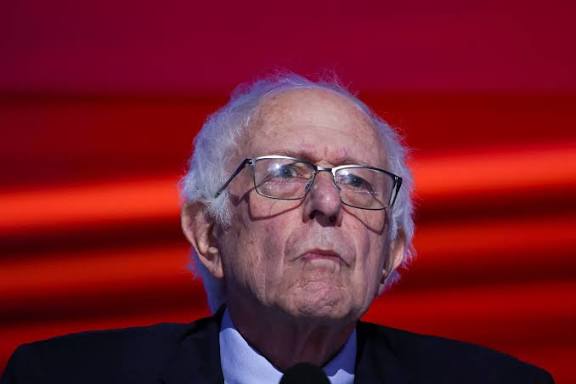 سيناتور ديمقراطي يدعو إلى سحب العملاء الفيدراليين من مينيابوليس والمدن الأمريكية