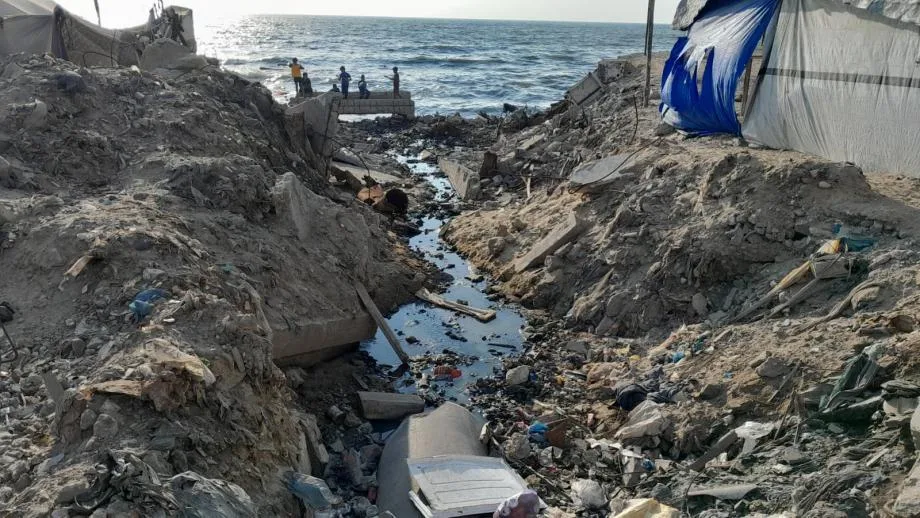 بلدية غزة تحذر من مخاطر صحية وبيئية جراء تدفق الصرف الصحي إلى البحر