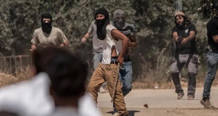 مستوطنون يعتدون على الفلسطينيين وممتلكاتهم في الضفة الغربية