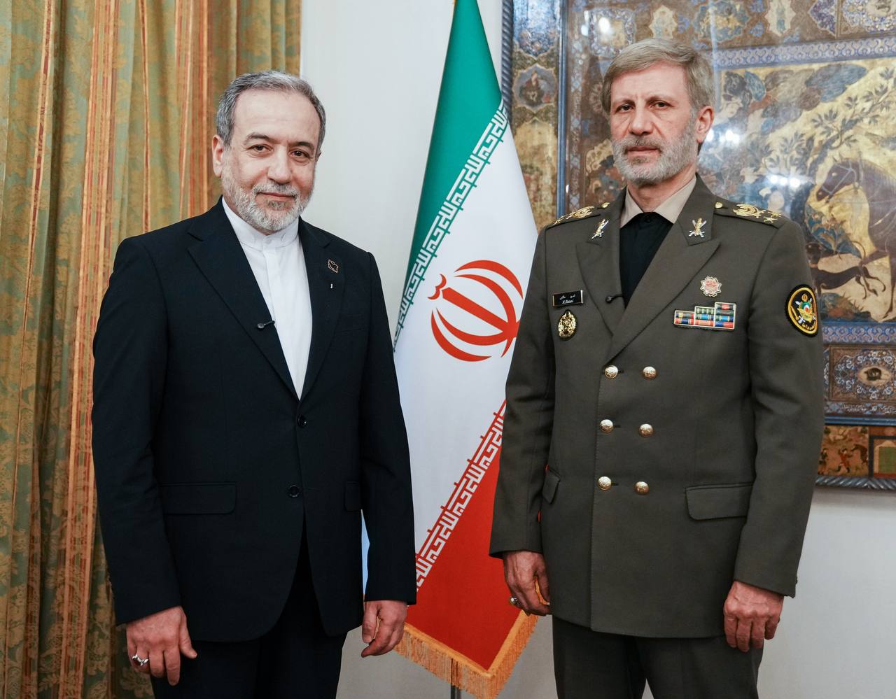 عراقجي لقائد الجيش: قوة إيران على الساحة الدولية ثمرةٌ لتضحيات قواتنا المسلحة