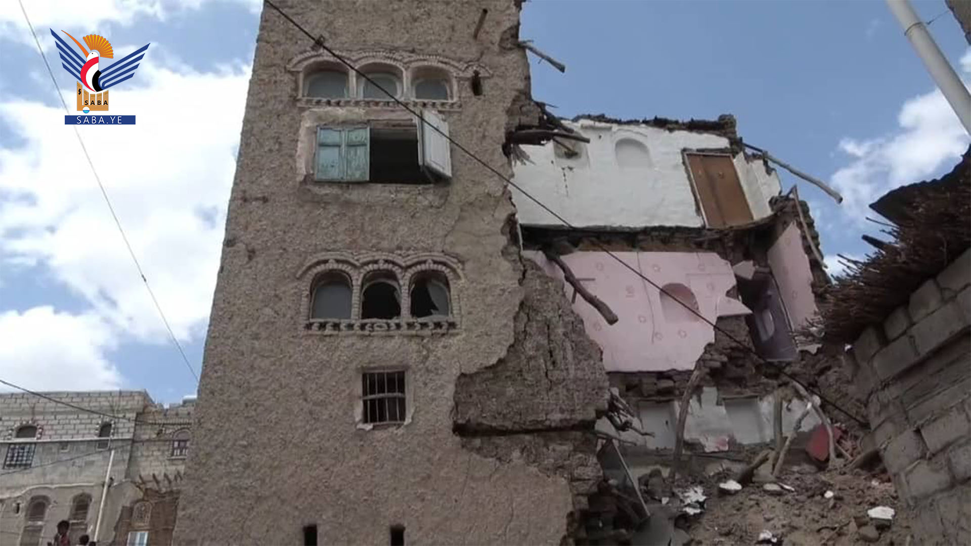 محافظ البيضاء يتفقد الأضرار الناجمة عن إنهيار منزل بمديرية العرش جراء الأمطار