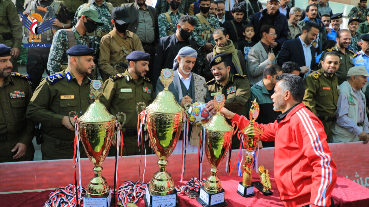 العلامة مفتاح يكرّم الفريق الفائز بلقب بطولة الشهيد القائد لكرة القدم