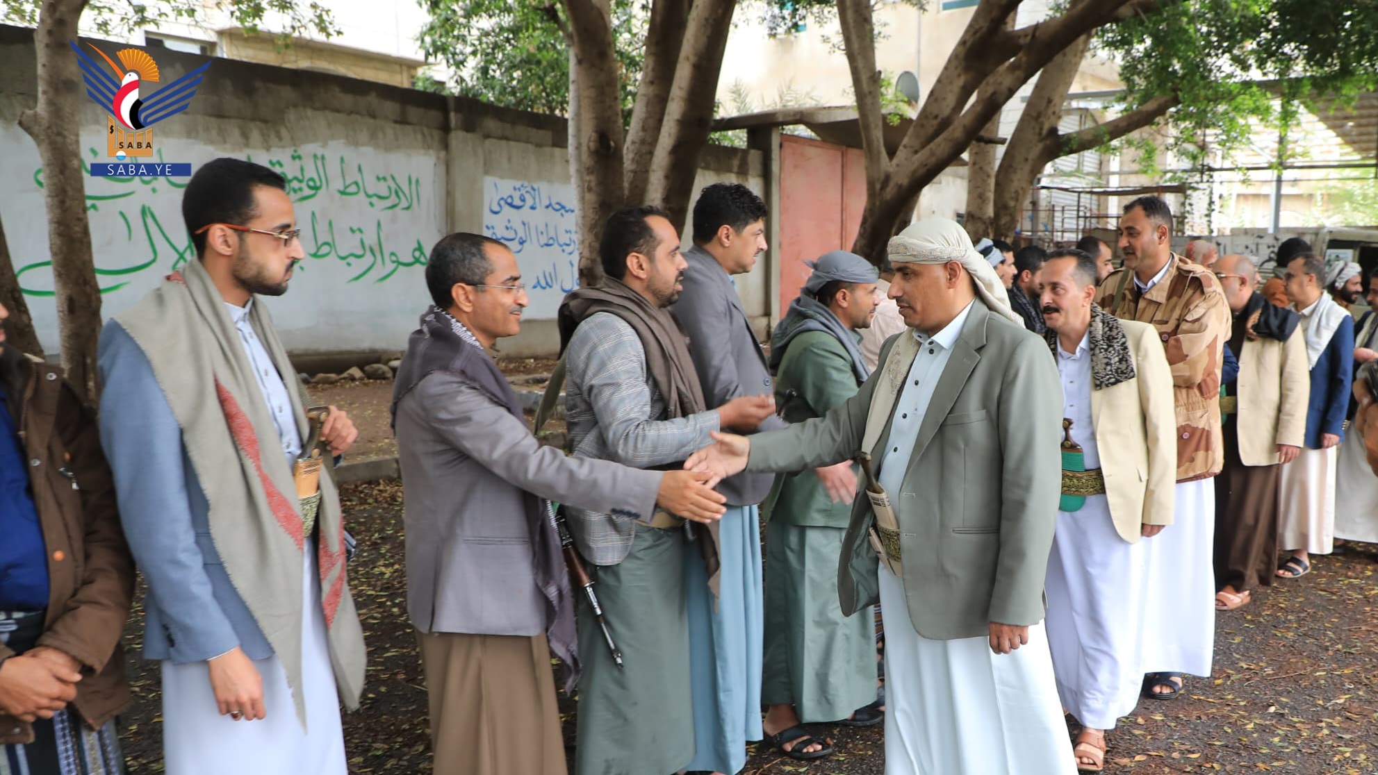 قيادات من وزارتي المالية والاقتصاد تزور المرابطين في جبهة القصر بتعز