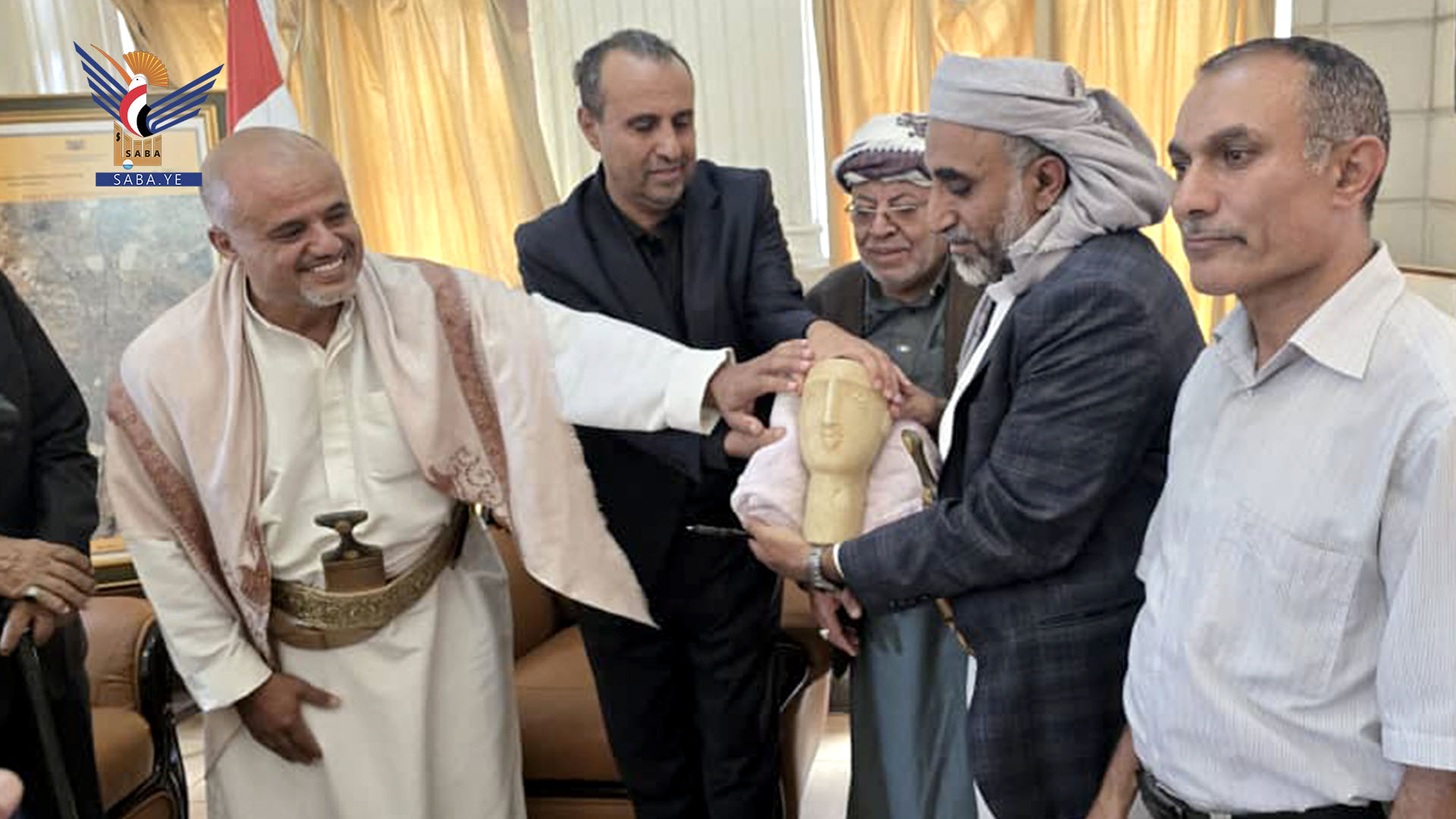 وزير الثقافة والسياحة يتسلم قطعة أثرية من المواطن محمد الجرموزي   وزير الثقافة والسياحة يتسلم قطعة أثرية من المواطن محمد الجرموزي