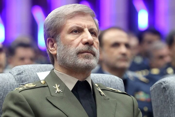 قائد الجيش الإيراني: نراقب تحركات العدو ومستعدون للرد الحازم