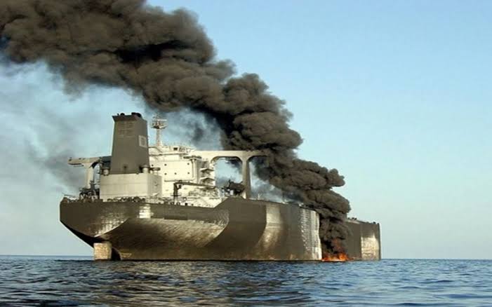 اليمنيونَ يهزُّون عقيدةَ البحريةِ البريطانيّةِ