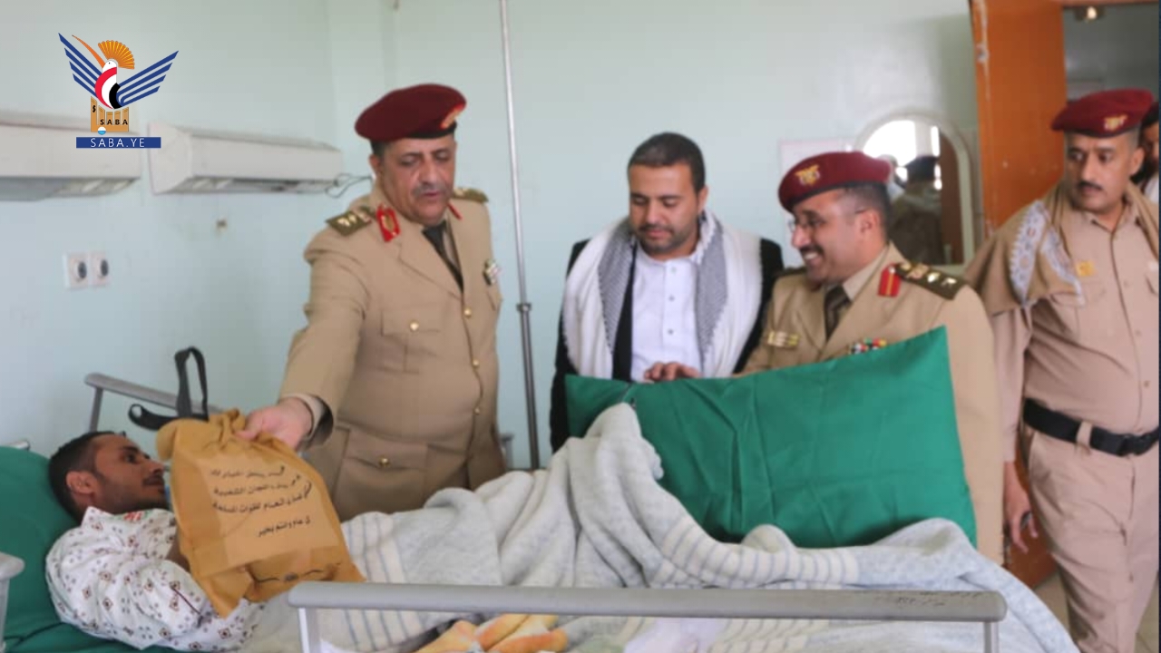 قيادات عسكرية يزورون الجرحى والمرضى في المستشفى العسكري