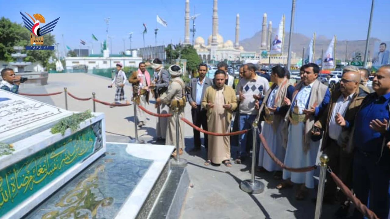 قيادة مؤسسة الاسمنت تزور أضرحة الشهداء الصماد والرهوي والغماري