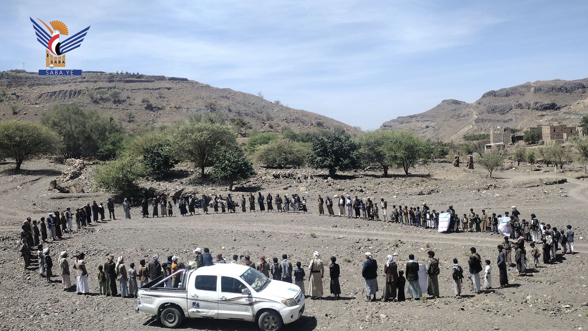 وقفة قبلية بمديرية الطيال إعلانا للبراءة من الخونة ودعمًا لغزة