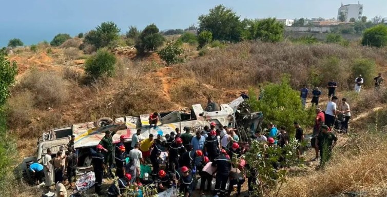 الجزائر: وفاة 25 شخصاً وإصابة 44 آخرين إثر حادث انقلاب حافلة تقل مسافرين