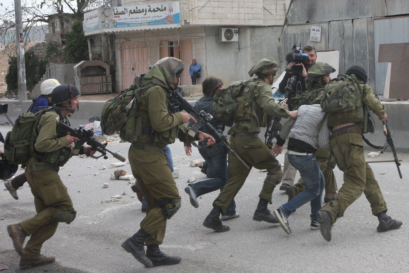 العدو الإسرائيلي يعتقل 21 فلسطينيا بينهم طفل من رام الله وبيت أمر وإذنا بالخليل