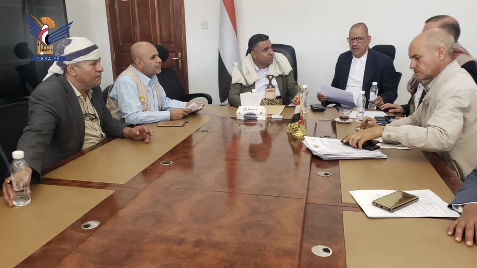 مناقشة أوجه التعاون بين وزارة الكهرباء والمياه وجمعية الهلال الأحمر اليمني