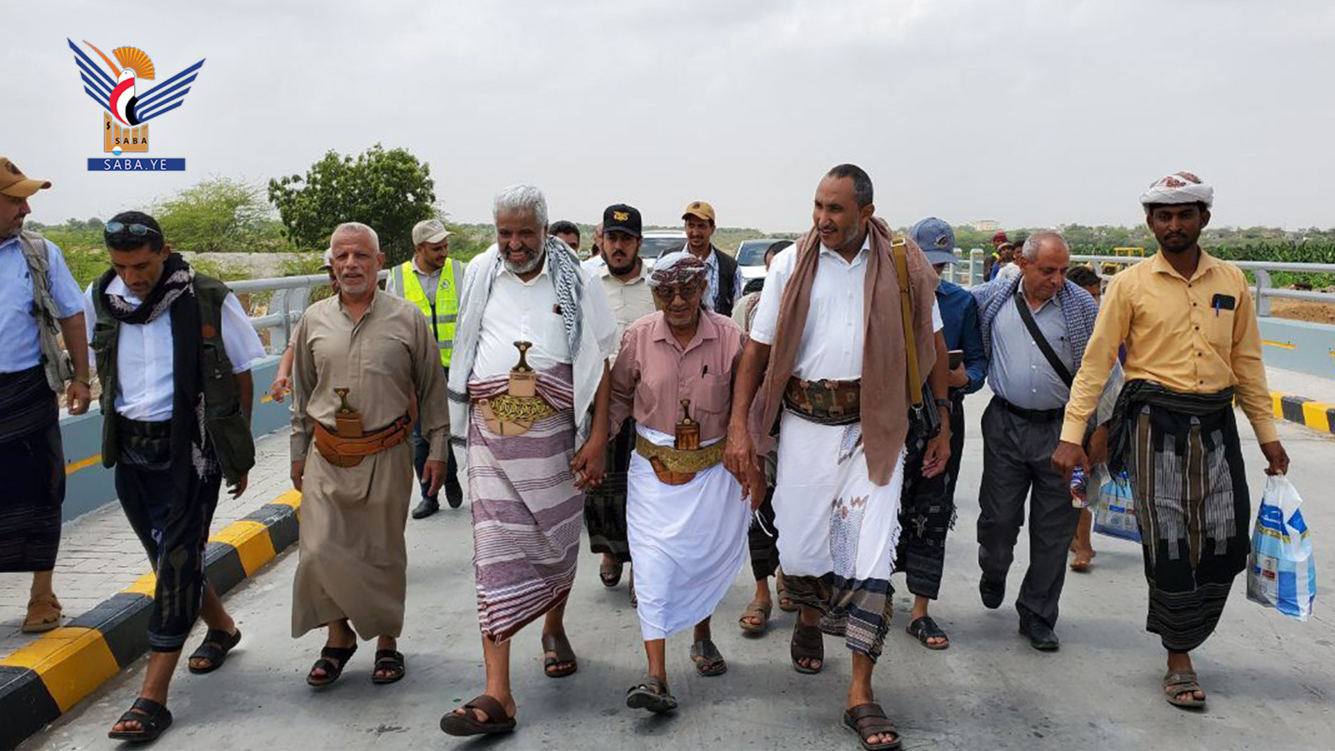 وزير النقل والأشغال ومحافظ الحديدة يتفقدان جسر الكدن ومشروع جسري حطب والشاوري بملحان