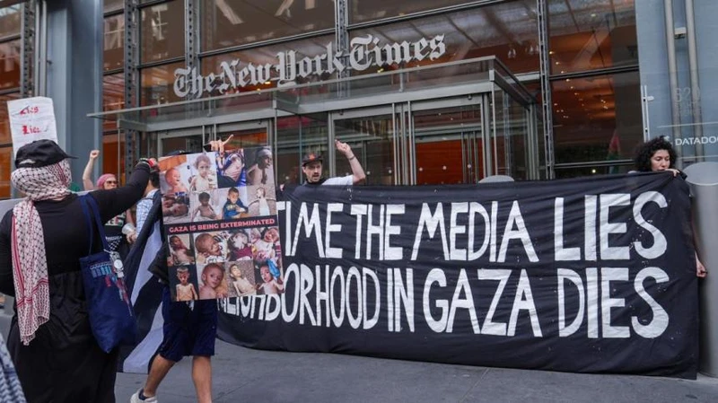 مئات الكتاب والمثقفين يقاطعون “نيويورك تايمز” احتجاجاً على تحيزها في تغطية الحرب على غزة مئات الكتاب والمثقفين يقاطعون “نيويورك تايمز” احتجاجاً على تحيزها في تغطية الحرب على غزة