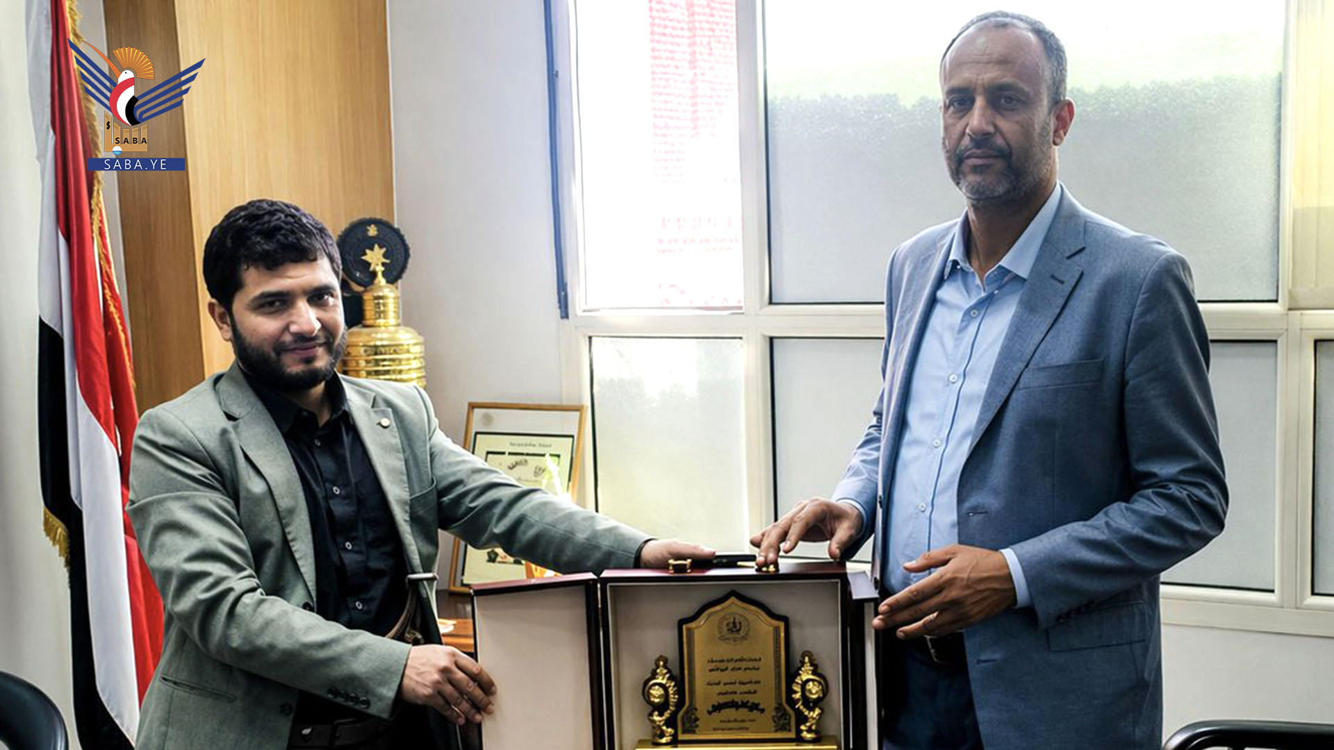 مؤسسة الغزل والنسيج تكرّم رئيس هيئة مستشفى الجمهوري بصنعاء